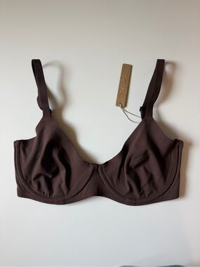 SKIMS Fits Everybody Unlined
Demi bra in Cocoa NWT size 34DD